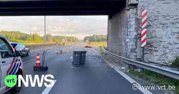 Vrachtwagen met restafval raakt brug op E40 in Aalter: wegdek bezaaid met afval - VRT NWS