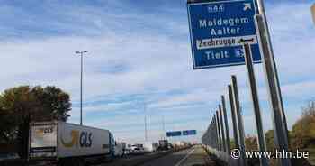 Brokstukken op E40 richting Oostende na ongeval in Aalter - Het Laatste Nieuws