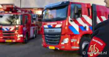 Auto brandt uit tegen boom in Hilversum | Het Gooi - AD.nl