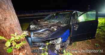 Ernstig ongeluk in Lochem: auto klapt frontaal op boom, arts uit traumaheli assisteert - De Stentor