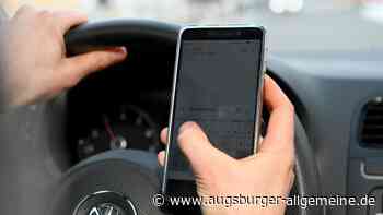 Mann ohne Führerschein lenkt 40-Tonner und tippt dabei auf dem Handy