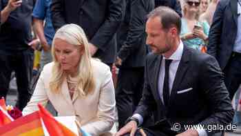 Kronprinz Haakon und Mette-Marit: Royals besuchen Gedenkstätte in Oslo - Gala.de
