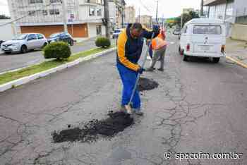 Secretaria de Obras realiza manutenção de ruas do centro de Farroupilha - Spaço FM