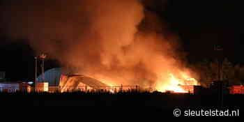 Grote brand legt loodsen werkterrein RijnlandRoute in as - Sleutelstad