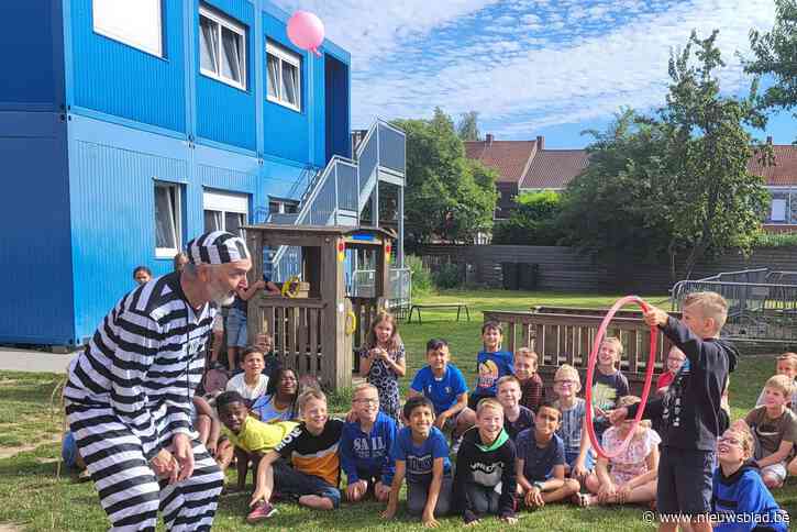 Leerlingen houden afscheidnemend meester Dirk gevangen