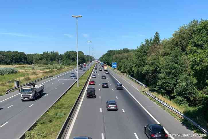 Vrachtwagen rijdt op brugpijler E40 en laat pak restafval achter
