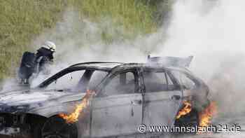 Auto brennt komplett aus - Vollsperre der A94 bei Ampfing