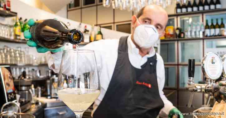 Mascherine sui luoghi di lavoro privato, cade l’obbligo: “Datore di lavoro deve garantirle a certi gruppi di lavoratori”