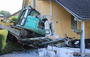 Bagger stürzt in Einfamilienhaus bei Passau - Polizei und Feuerwehr vor Ort - Passauer Neue Presse - PNP.de