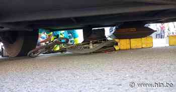 Fietsster gekneld onder bus bij verkeersongeval - Het Laatste Nieuws