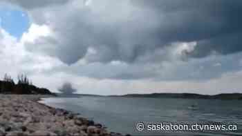 Video shows kayaker paddling away from brewing Sask. tornado