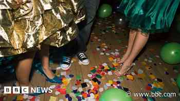 Free prom offer to Coventry pupils to help with costs - BBC