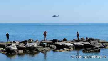 Bari, esercitazione in mare della polizia davanti alla città vecchia: per 30 minuti bagnanti e turisti col fiato sospeso - La Repubblica
