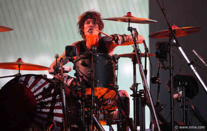 Tommy Lee plays first full Mötley Crüe show since breaking his ribs