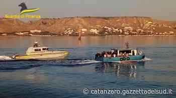 Crotone, 102 migranti arrivati su un peschereccio - Gazzetta del Sud - Gazzetta del Sud - Edizione Catanzaro, Crotone, Vibo