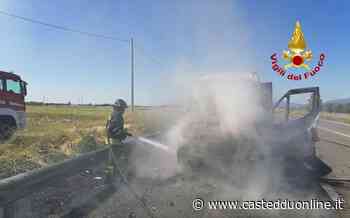 Furgone in fiamme nella strada tra Sestu e Assemini, il conducente si salva chiamando i vigili del fuoco - Casteddu Online