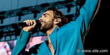 Il completo bianco Valentino di Marco Mengoni è il nostro look preferito del cantante in tour - Elle