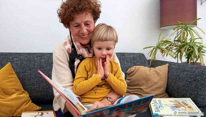 Studie zu professioneller Kinderbetreuung: Oma und Opa bleiben wichtig – trotz Kita-Ausbau - DER SPIEGEL
