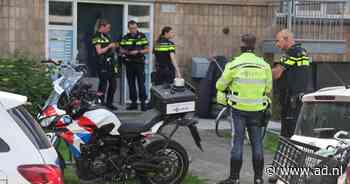 Als vrouw (50) de post wil halen staan er opeens twee mannen met mes in de gang: 'Enorm geschrokken' - AD.nl