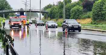 Brandweer moet opnieuw gaan pompen op N382, na overvloedige regenval - Het Laatste Nieuws