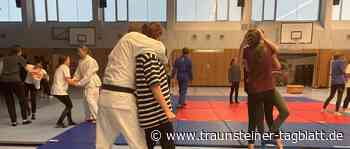 Die Waffen des eigenen Körpers kennenlernen: Selbstverteidigungskurs für Schülerinnen am CHG Traunstein - Traunsteiner Tagblatt