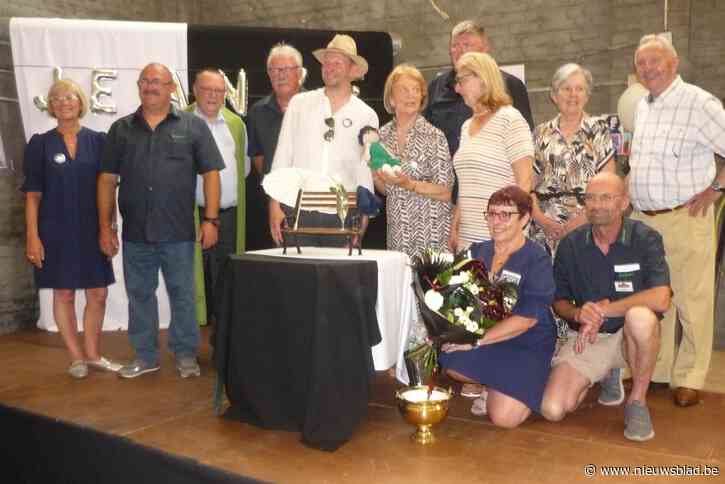 Oudestraat houdt mascotte Jeanke boven doopvont