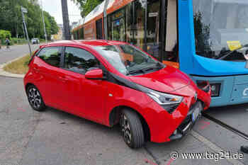 Straßenbahn-Crash in Chemnitz: Toyota kracht beim Abbiegen gegen Tram - TAG24