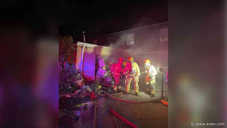 Family, pets displaced after central Austin duplex fire