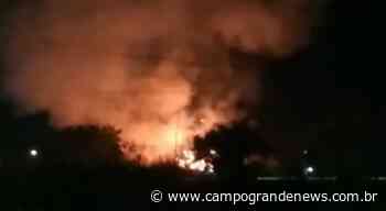 Fogo devasta vegetação e ameaça barracos no Jardim Noroeste - Campo Grande News
