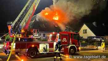 Brand in Cuxhaven: Flammen schlagen aus dem Dach eines Hauses - Blaulicht - Tageblatt-online