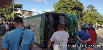 Ônibus tomba e deixa um morto e diversos feridos em Camaragibe, no Grande Recife - TV Jornal