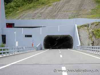 Verkehr rollt durch Sanierungstunnel Belchen auf der A2