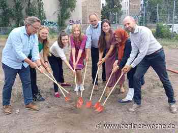 Bau des Fußballplatzes beginnt: Anstoß für das Leuchtturmprojekt - Berliner Woche