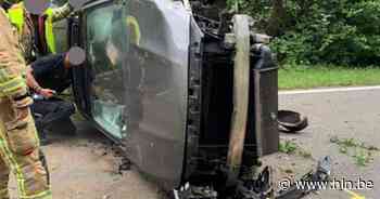 Bestuurder (27) lichtgewond nadat auto over de kop gaat - Het Laatste Nieuws