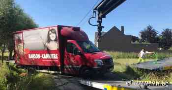 Bestelwagen belandt in gracht naast Kloosterstraat - Het Laatste Nieuws