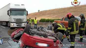 Perde controllo dell'auto e si ribalta sull'A1, morte due persone