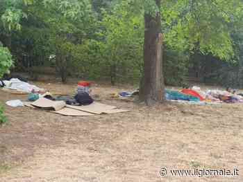 Baraccopoli davanti alla caserma. Ma la sinistra si gira dall'altra parte