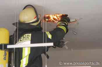 FW Celle: Feuer in Decke