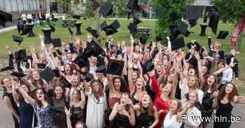 94 afstudeerhoedjes vliegen de lucht in bij Erasmus De Pinte - Het Laatste Nieuws