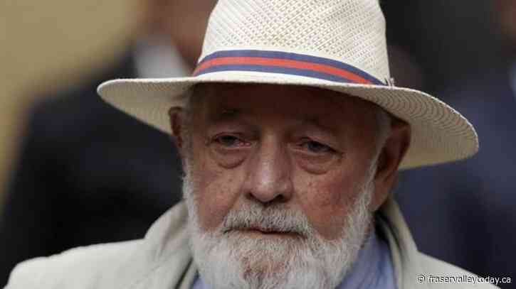 Seeking parole, Pistorius meets with girlfriend’s father