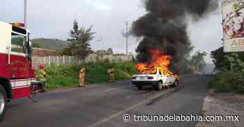 Se incendia taxi en carretera de Tepic - Tribuna de la Bahía | Noticias en Puerto Vallarta