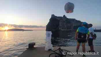Ischia, raduno all'alba per ricordare Cassandra, morta in bici travolta da un'auto - La Repubblica