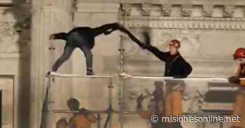 Rescataron a un hombre que amenazaba con arrojarse desde un andamio en el Congreso de Buenos Aires - Misiones OnLine