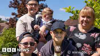 Warwick hospice patient gets penguin wish