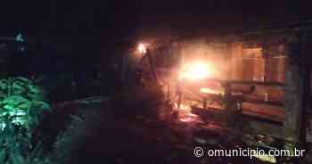 Incêndio atinge rancho de madeira no Dom Joaquim, em Brusque - O Município