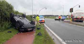 Spectaculair ongeval op kruispunt in Sint-Michiels: bestuurder gewond naar ziekenhuis - Het Laatste Nieuws