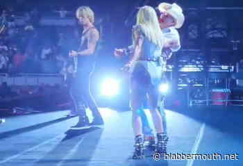 Watch: GUNS N' ROSES Joined By CARRIE UNDERWOOD At London Concert