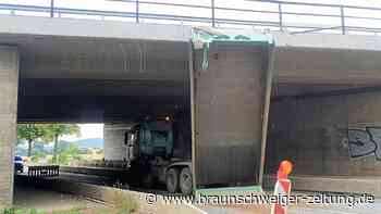 Northeim: Kipplaster bleibt an Autobahnbrücke der A7 hängen