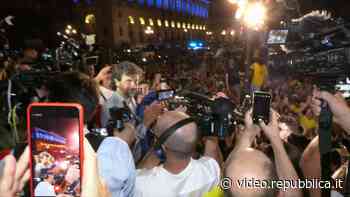 Verona, festa in centro città: il neo sindaco Tommasi arriva a piedi in comune - Repubblica TV