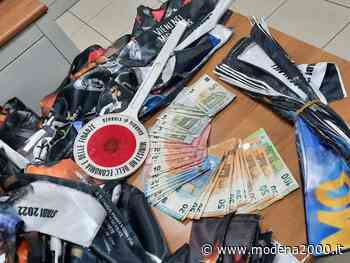 Gadget contraffatti sequestrati dalla Guardia di Finanza a Modena durante il concerto di “Ultimo” - Modena 2000